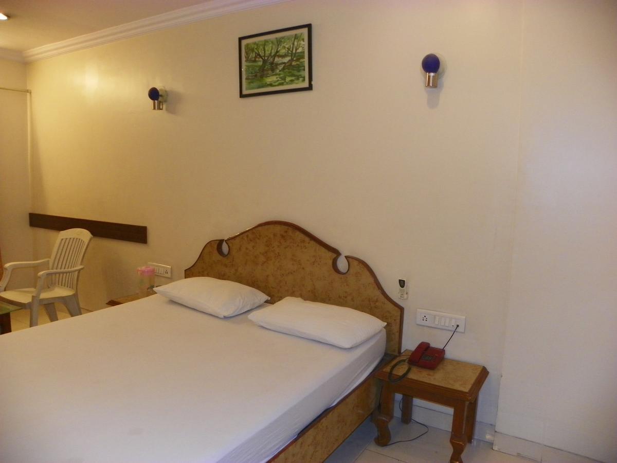 Hotel Rajdeep Пуна Экстерьер фото